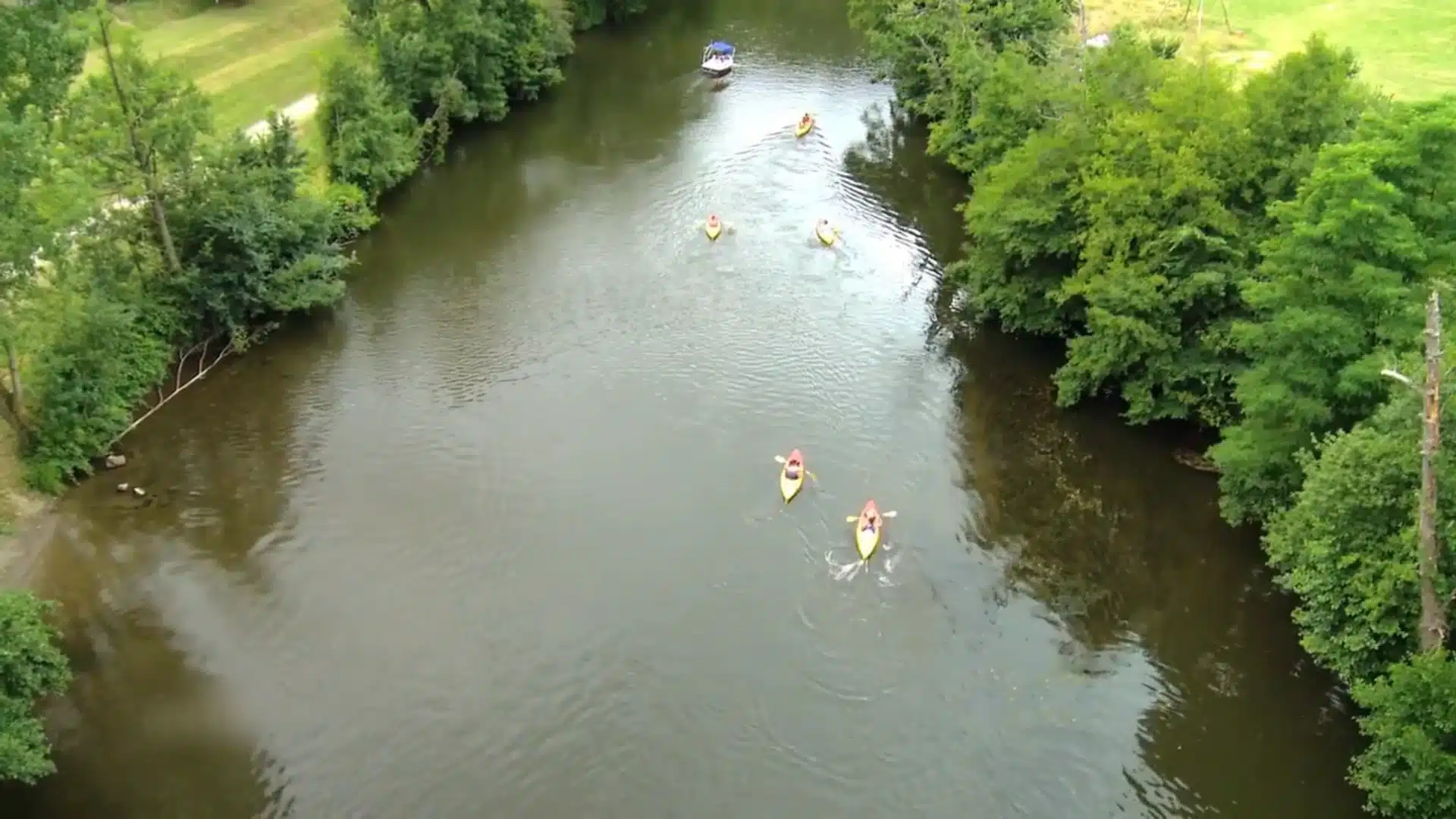 Location de canoë, kayak, pédalo, bateau électrique et trottinette électrique en Suisse Normande à Clécy! Explorez les paysages de l’Orne en famille ou entre amis avec des parcours adaptés pour tous les niveaux. Balades en canoë, kayak ou trottinette électrique – une aventure inoubliable à 1 heure de Caen ! Réservez dès maintenant.