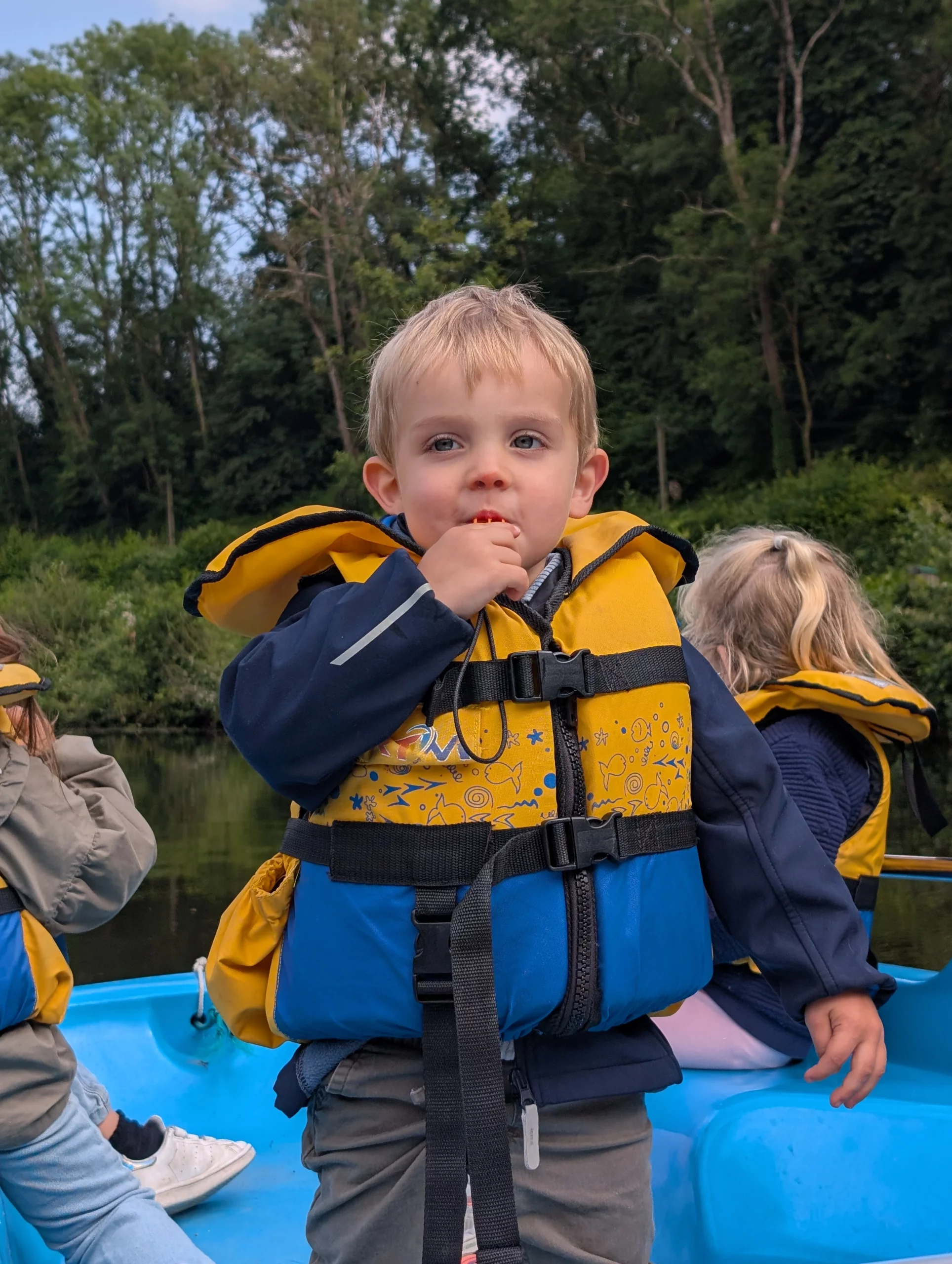 Location de canoë, kayak, pédalo, bateau électrique et trottinette électrique en Suisse Normande à Clécy. Balade entre Pont-d'Ouilly et Clécy, base de loisirs à 1h de Caen dans le Calvados