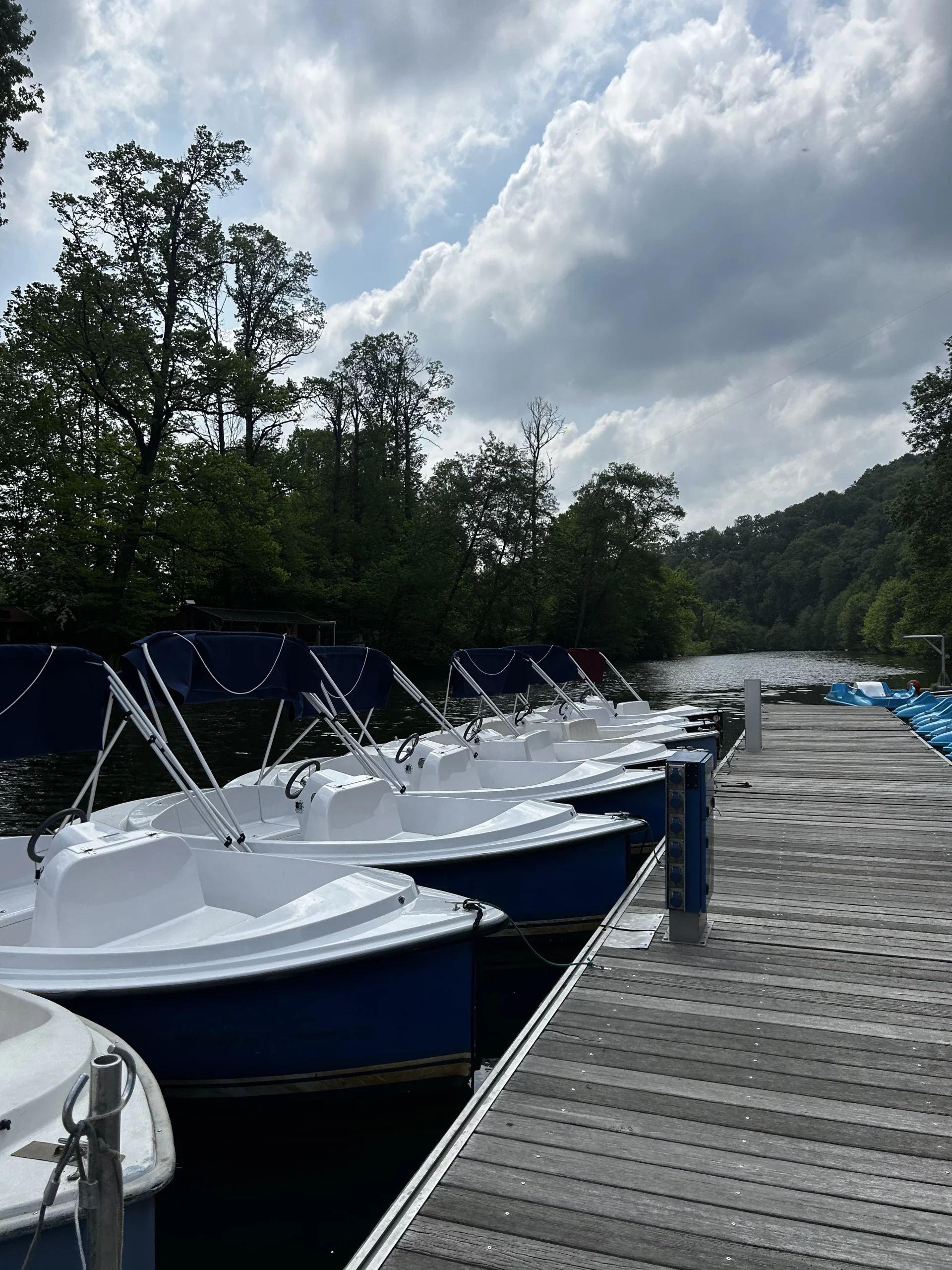Partez à l'aventure en Canoe Kayak à Clecy - Pont D'ouiily à 35 min de Caen ! Dévalez la vallée de l'Orne sur 4 parcours pour les débutants ou les plus sportifs sur un Site Naturel et Protégé en Suisse Normande.