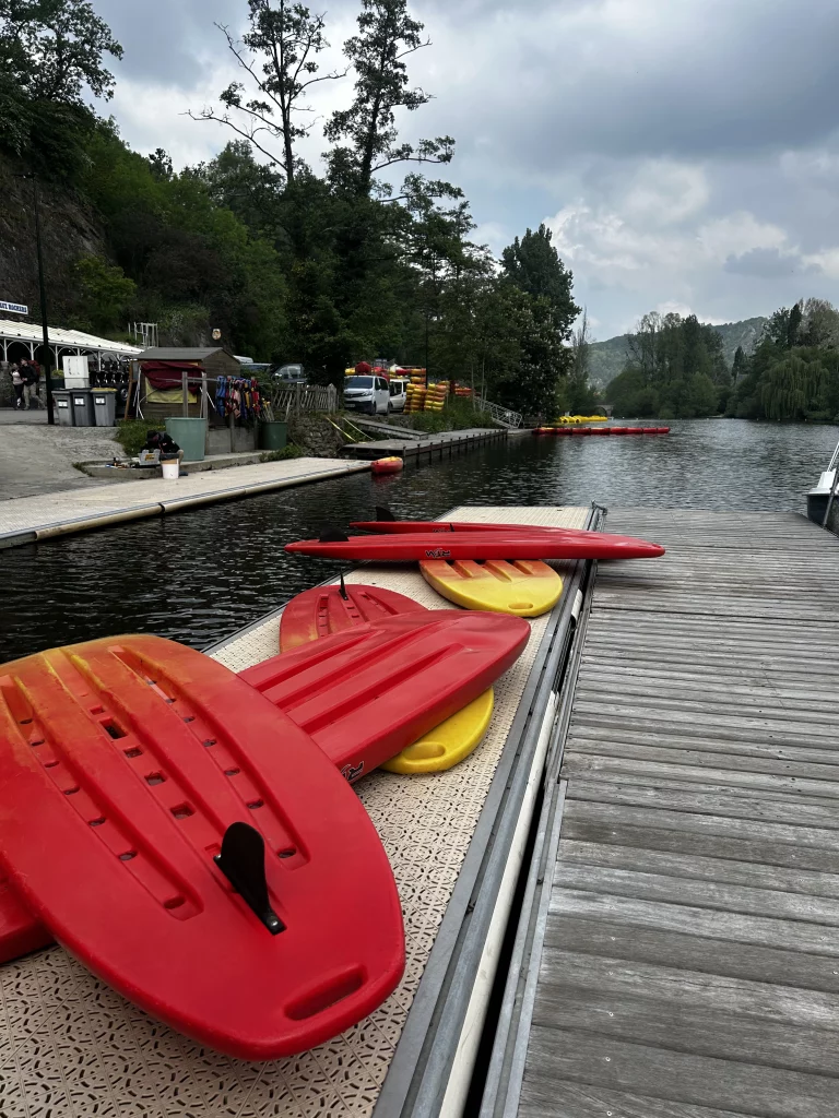 Location de canoe kayak entre Pont D'ouilly et Clécy à la base de Loisirs, Beau RIvage à Clécy avec des canoë, kayak, pédalo et bateau. Et des balades en trottinettes