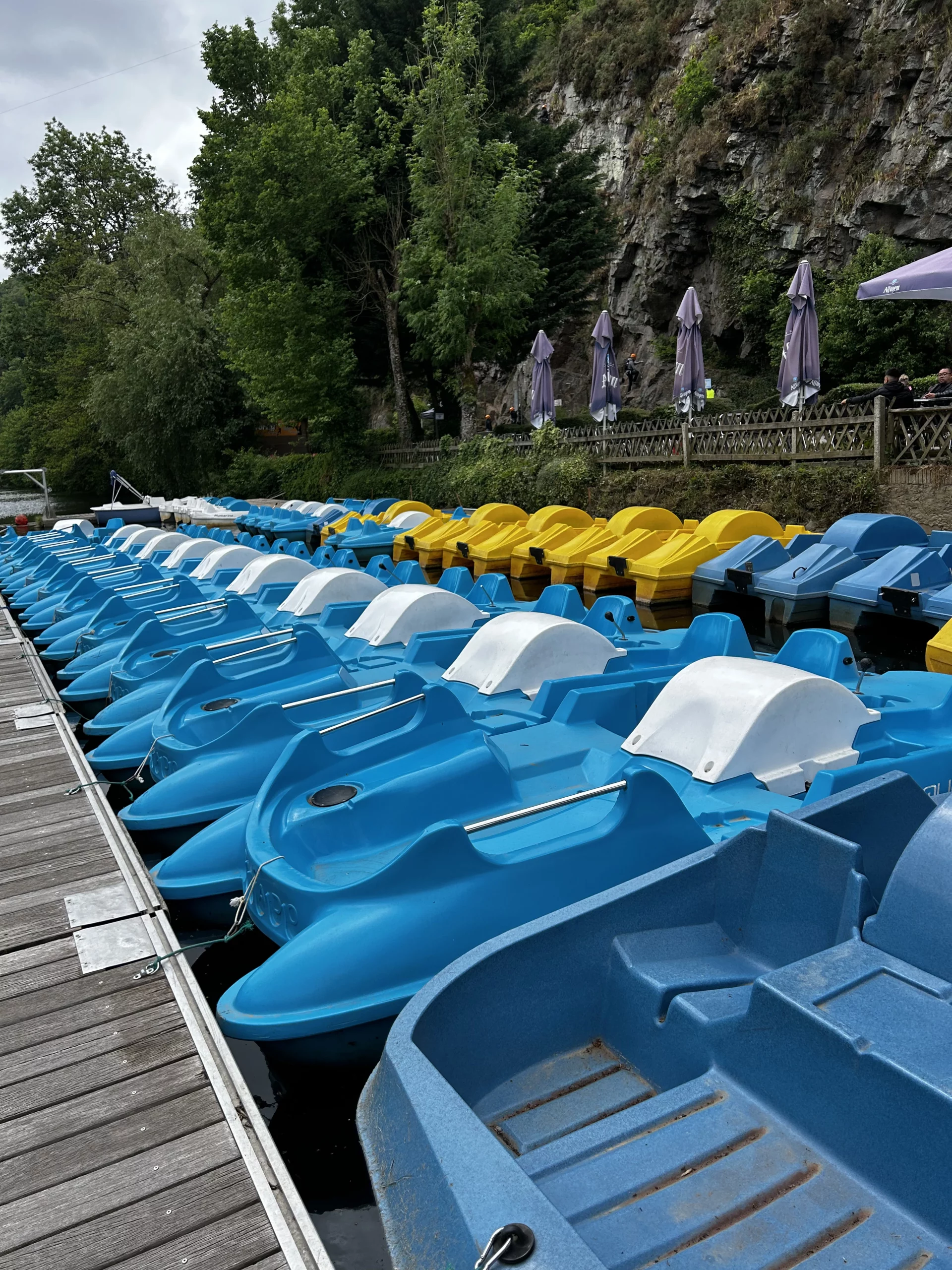 Location de canoë, kayak, pédalo, bateau électrique et trottinette électrique en Suisse Normande à Clécy. Balade entre Pont-d'Ouilly et Clécy, base de loisirs à 1h de Caen dans le Calvados