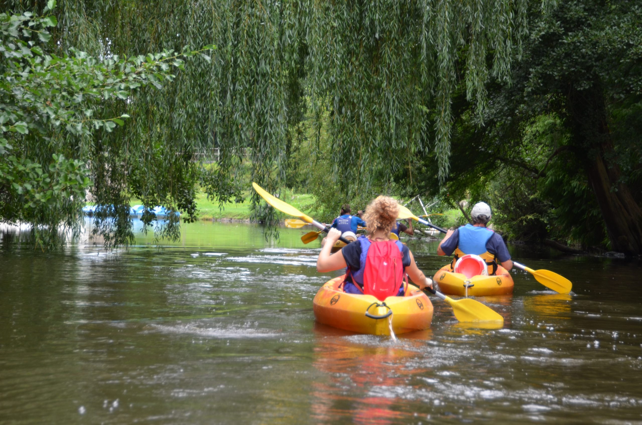 Location de canoë, kayak, pédalo, bateau électrique et trottinette électrique en Suisse Normande à Clécy. Balade entre Pont-d'Ouilly et Clécy, base de loisirs à 1h de Caen dans le Calvados