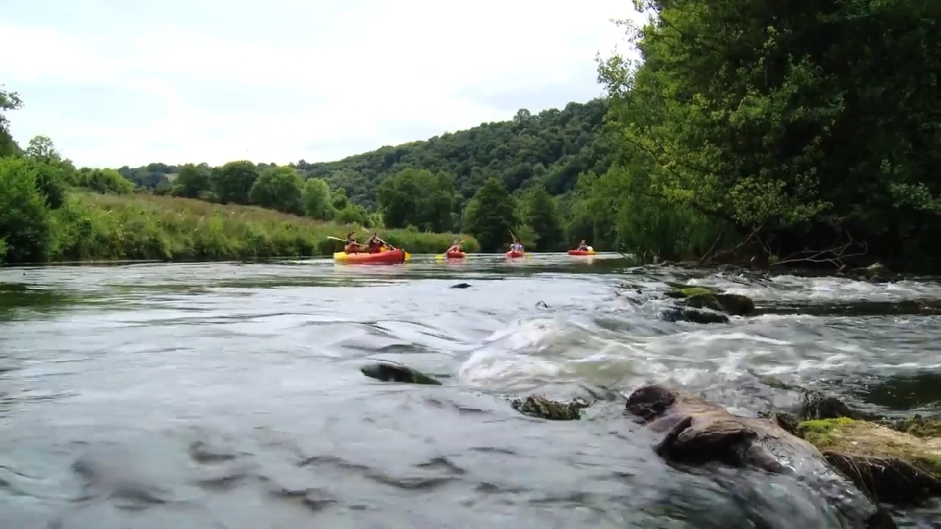 Location de canoë, kayak, pédalo, bateau électrique et trottinette électrique en Suisse Normande à Clécy. Balade entre Pont-d'Ouilly et Clécy, base de loisirs à 1h de Caen dans le Calvados