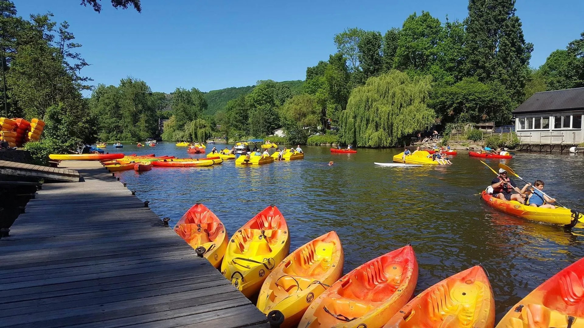 Location de canoë, kayak, pédalo, bateau électrique et trottinette électrique en Suisse Normande à Clécy. Balade entre Pont-d'Ouilly et Clécy, base de loisirs à 1h de Caen dans le Calvados